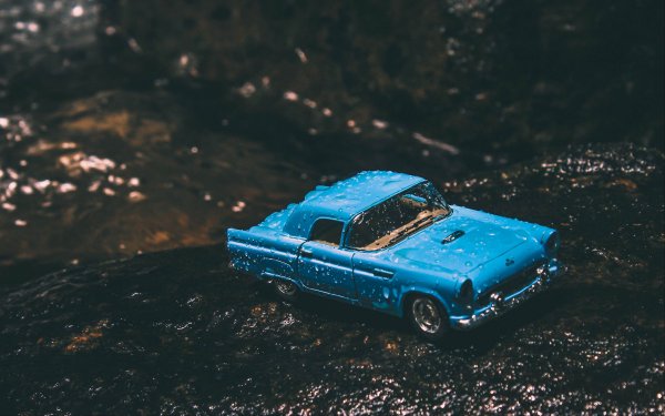 Машина летит с обрыва