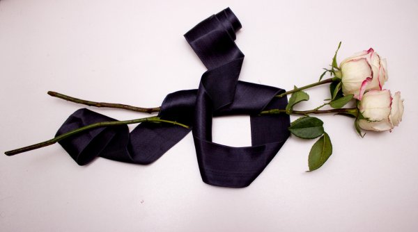 Цветы с черной лентой