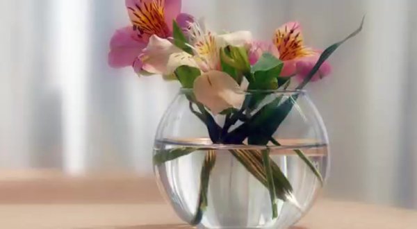 Цветы в прозрачной вазе