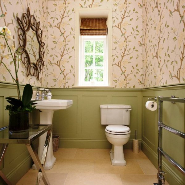 Отделка туалета обоями