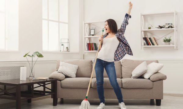 Девушка наводит порядок в доме