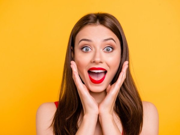 Радостно удивленная девушка