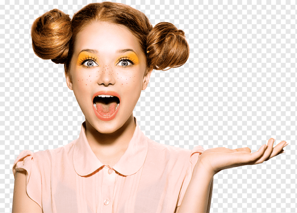 Удивленная девушка на белом фоне