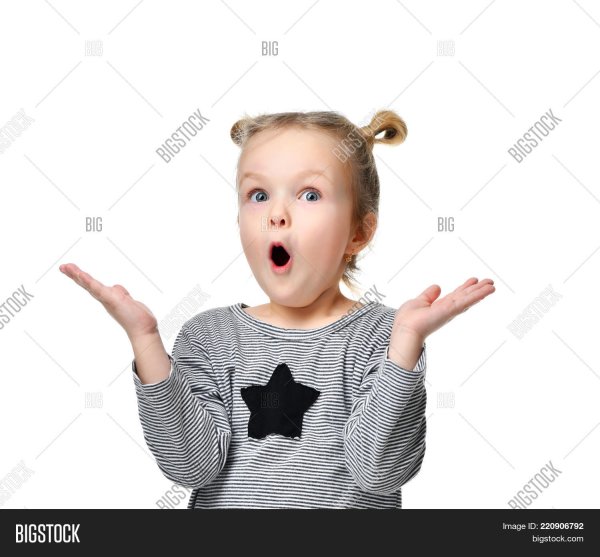Ребенок удивляется на белом фоне