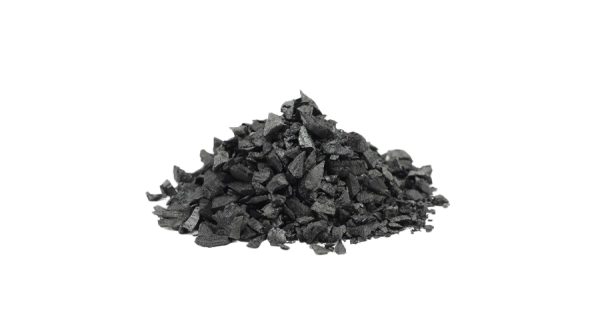 Кучка угля на белом фоне