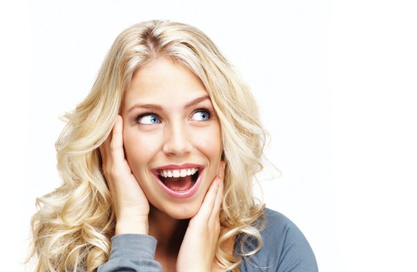 Девушка улыбается реклама