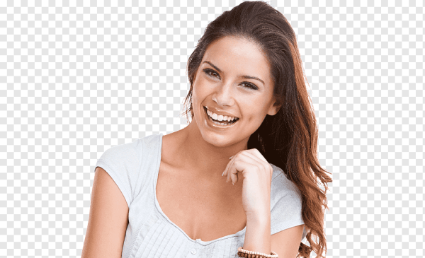 Девушка улыбается