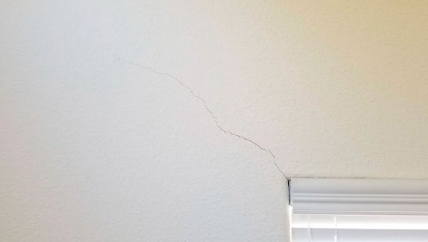 Трещина на штукатурке на стене
