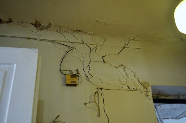 Декорирование трещины на стене