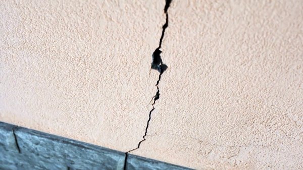 Усадочные трещины на фасаде