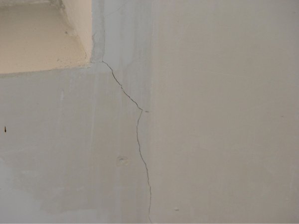 Усадочные трещины в стенах