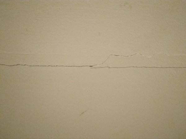 Трещины штукатурки на потолке