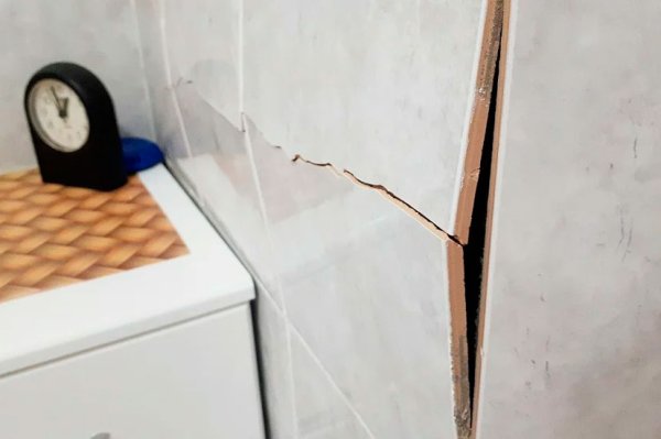 Трещина в керамической плитке