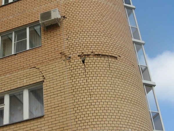 Разрушение кирпичной кладки