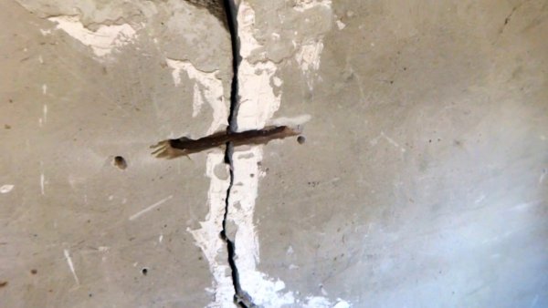 Заделать трещину в стене