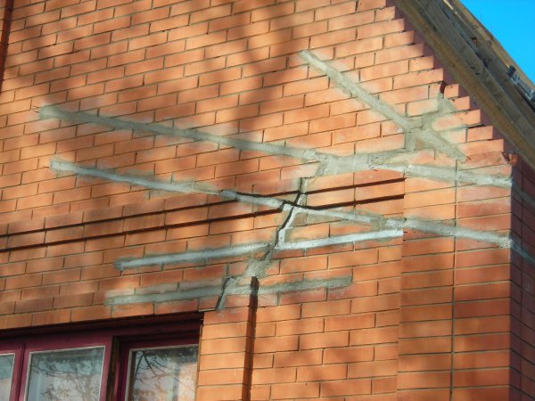 Трещины кладки кирпичной стены