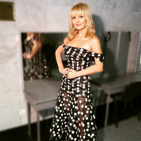 Певица Валерия в платье в горошек
