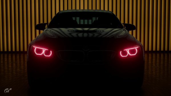 БМВ м5 с красными фарами