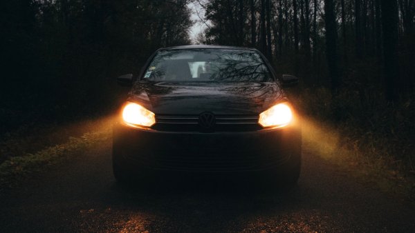 Фары машины в темноте
