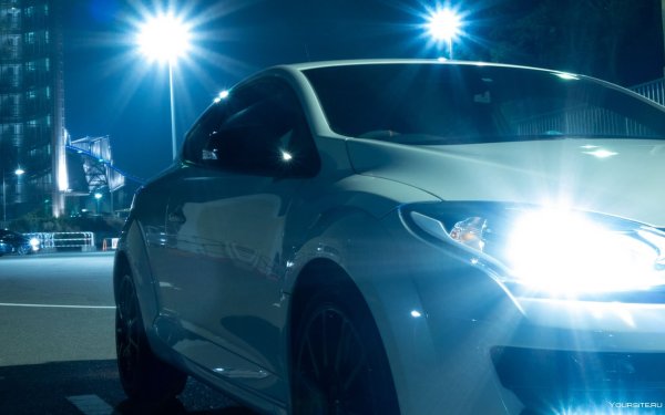 Машина со светящимися фарами