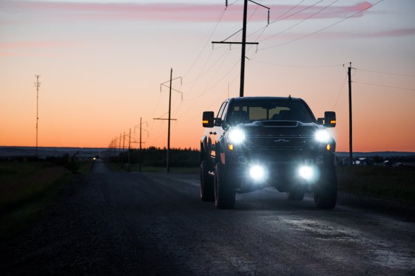 Машина в ночи с включенными фарами