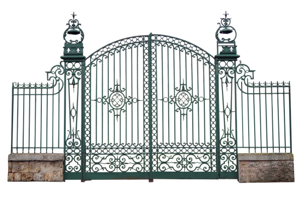 Кованые ворота на белом фоне