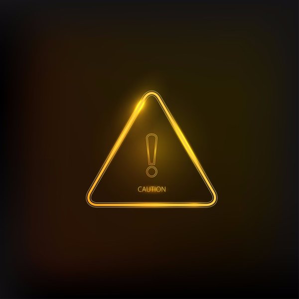Восклицательный знак в треугольнике на черном фоне