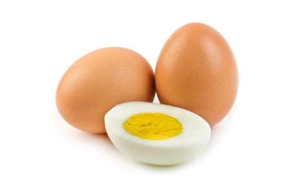 Яйцо куриное на белом фоне