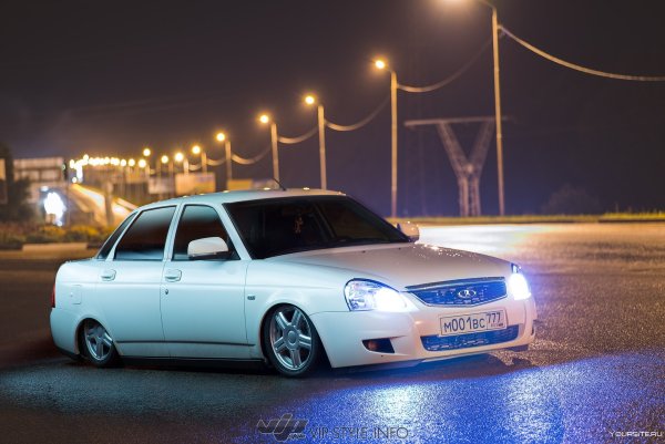 Приора 2 седан белая пневма