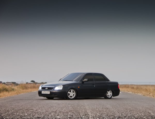 Лада Приора черная заниженная