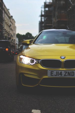 BMW m4 желтая