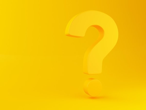 Знак вопроса на желтом фоне