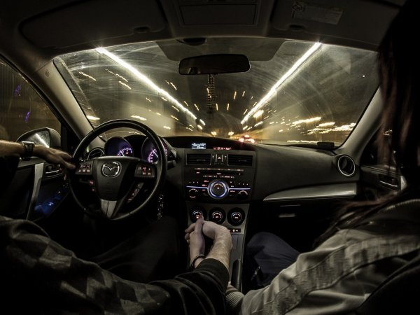 Пароень и лдешука в машине