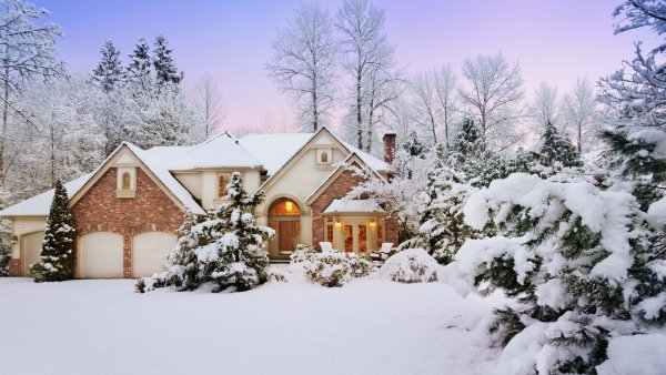 Загородный дом зимой
