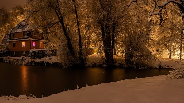 Домик зимой