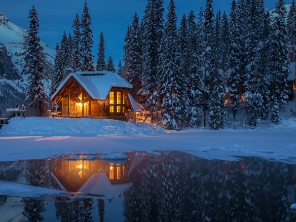 Домик в зимнем лесу