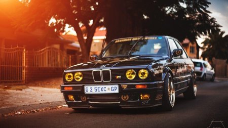 BMW e30 Yellow