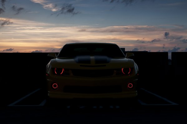 Шевроле Камаро с красными фарами