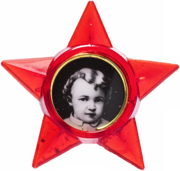 Юный Ленин на значке октябренка