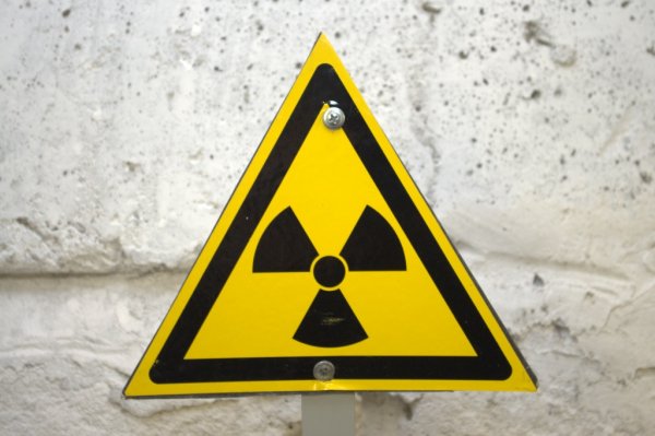 Табличка осторожно радиация