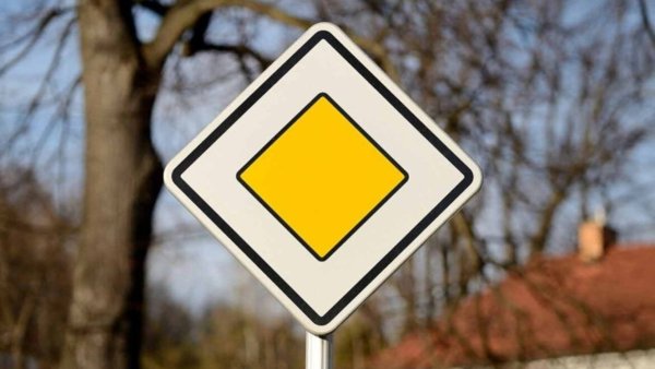 Дорожный знак 2.1 Главная дорога