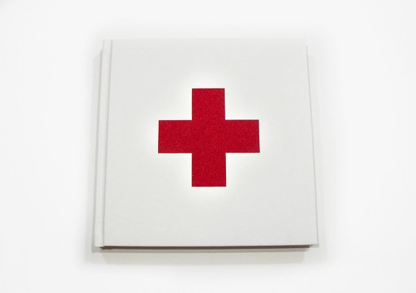 Красный крест на белом фоне