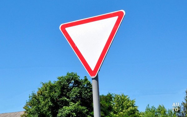 Знак Уступи дорогу 2.4