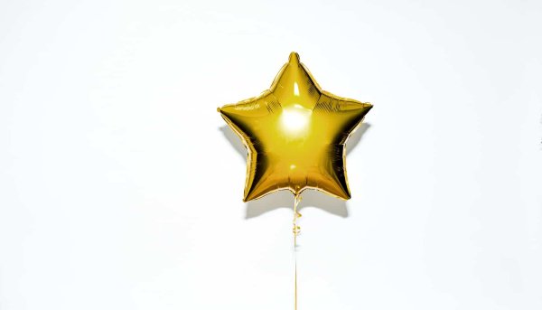 Золотые звезды на белом фоне