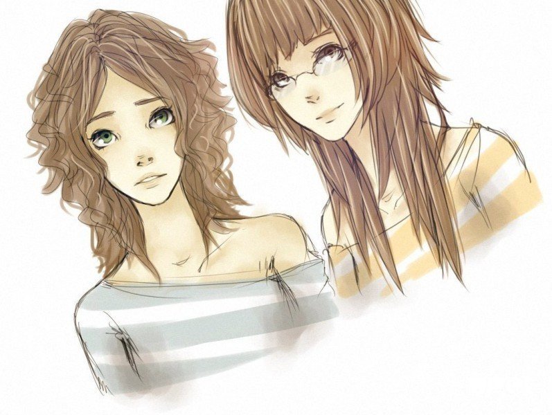 Две девушки с длинными волосами стригут друг друга