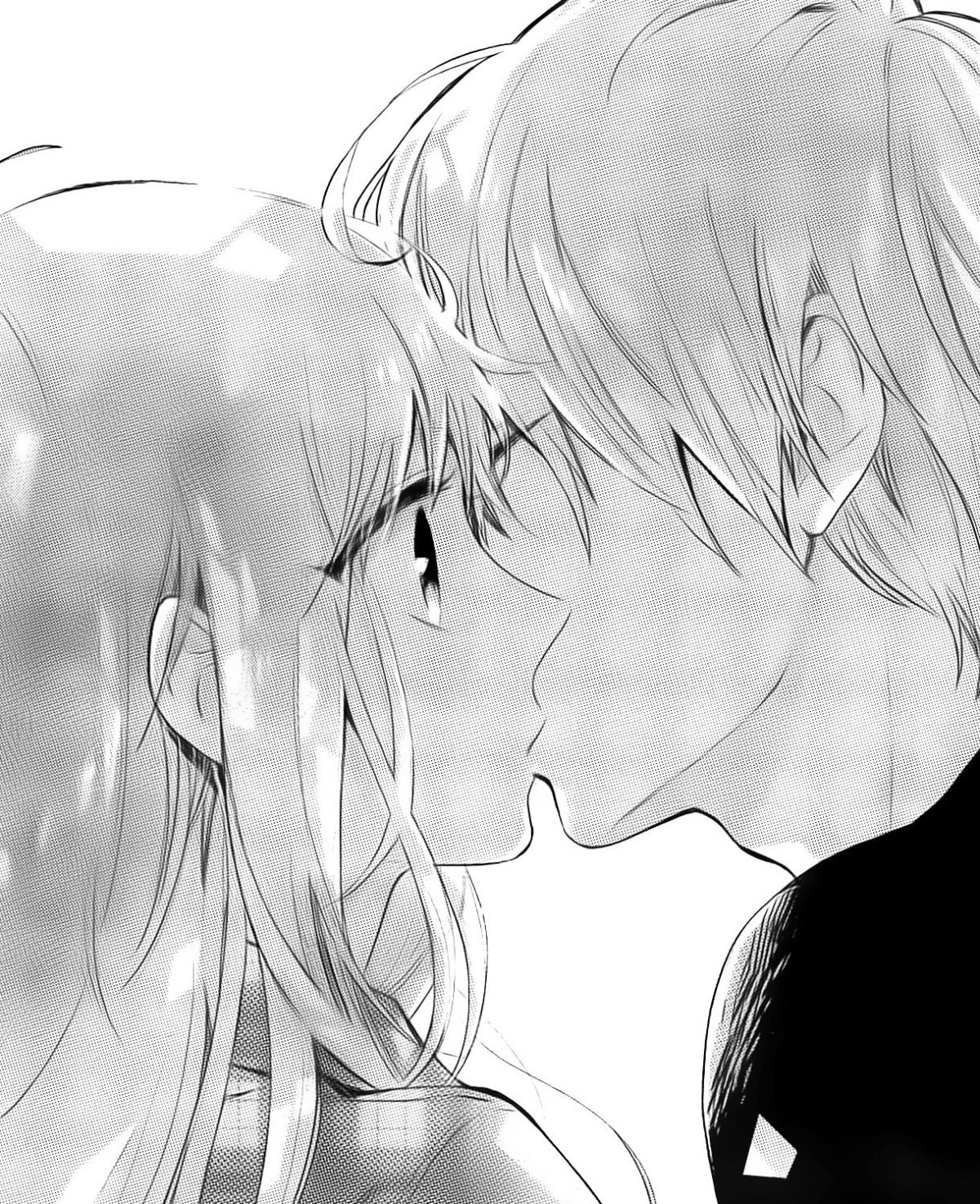 Парень целует девушку в губы аниме