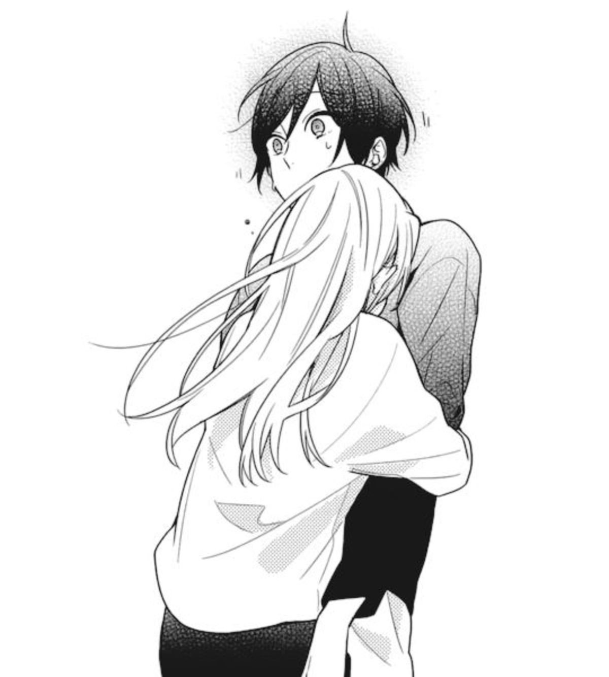 Девушка обнимает парня, вид со спины мужчины