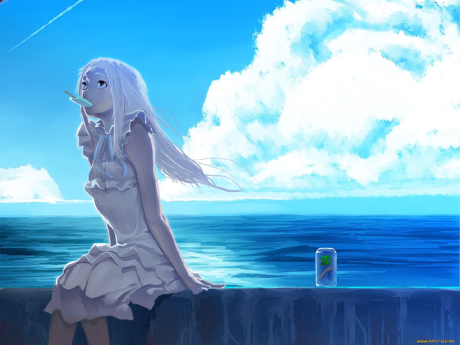 Девушка у моря с белыми волосами