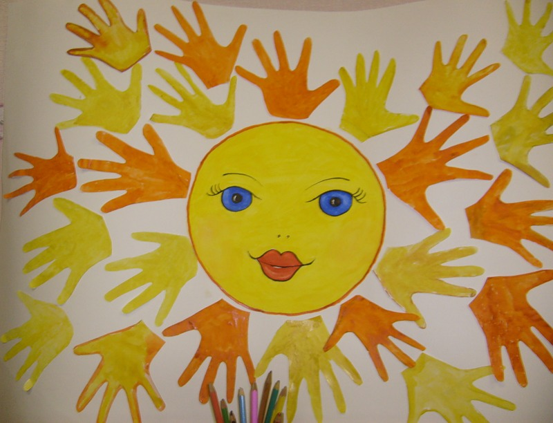 День солнца в детском саду младшая группа. Аппликация солнышко. Солнышко из детских ладошек аппликация. Аппликации солнце. Солнышко поделка для детей.