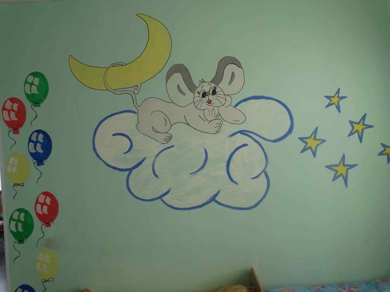 Рисунки в спальне в детском саду на стене